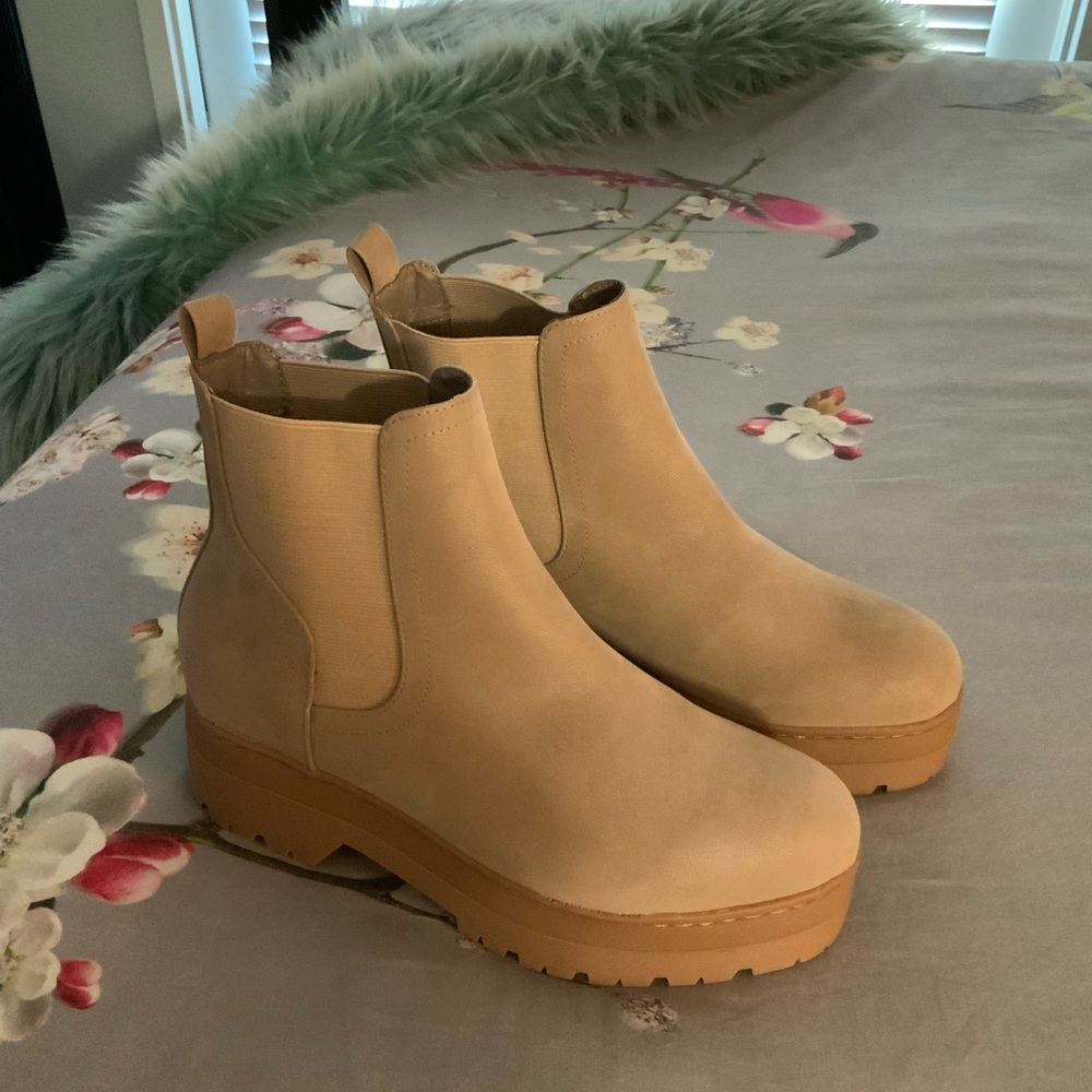 Mia Platform Chelsea Boot